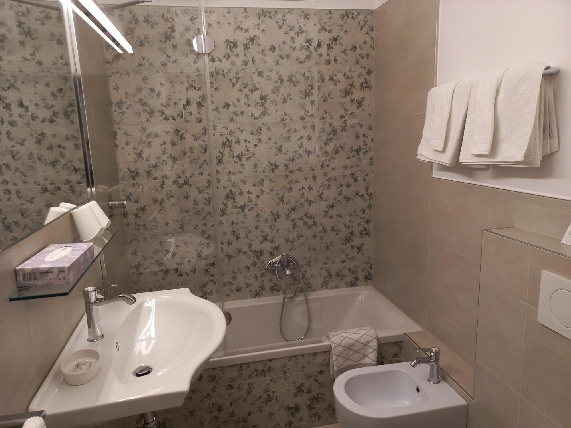 Hotel Lux Мерано Номер фото